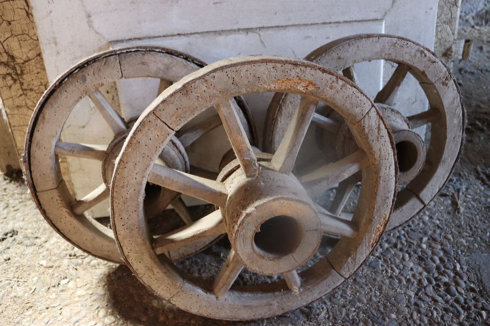 3 sehr alte Holzwagenräder, 100 Jahre alt,  Durchmesser: ca 37 cm in Iffezheim
