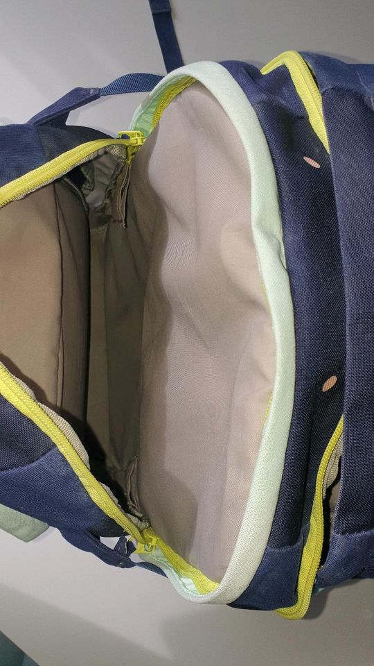 Satch Schulrucksack dunkelblau mit Punkten in Kuchen