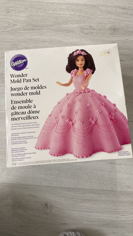 Wilton Wonder Mold Pan - Für Barbie / Puppen Torte Torte in Schenefeld