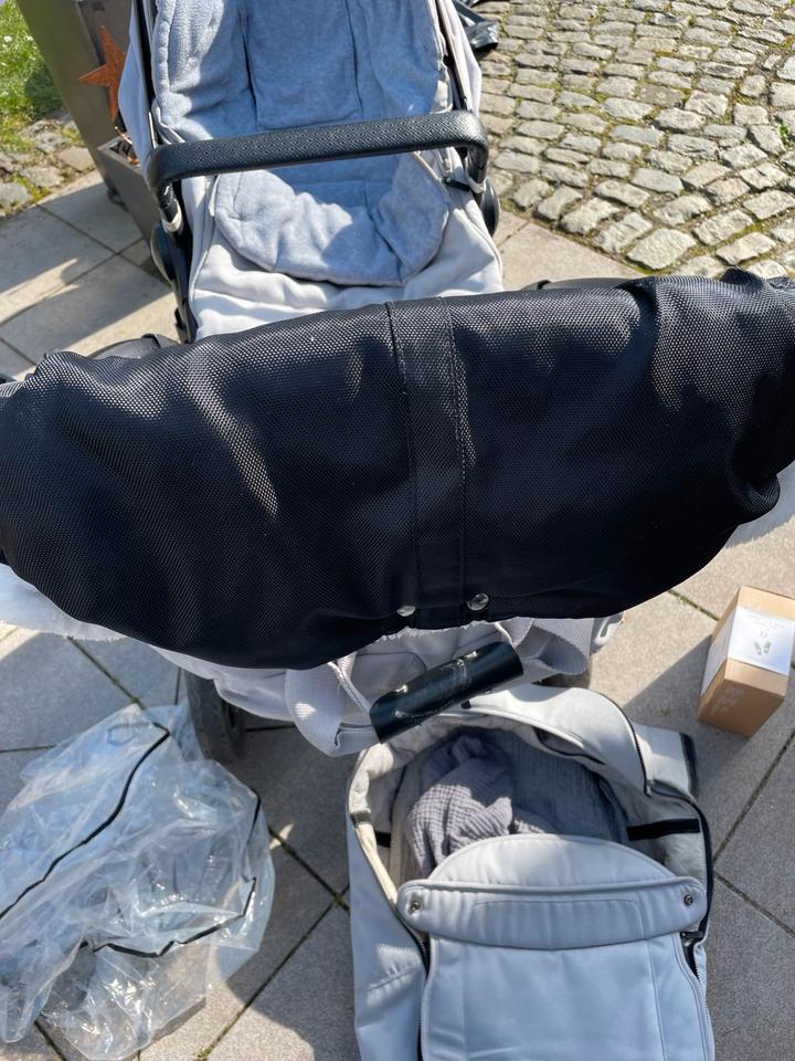 Joolz Geo 3 Kinderwagen hellgrau schwarz mit viel Zubehör in Würselen