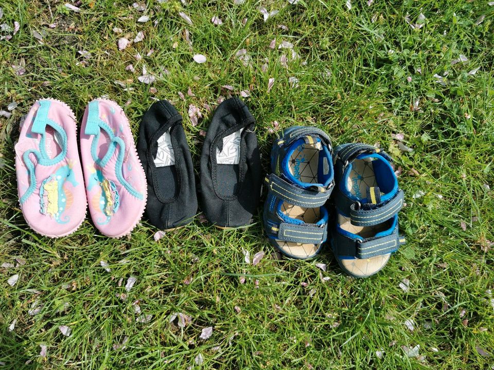 3x Kinderschuhe Größe 23 (Sandalen, Schläppchen, Schwimmschuhe) in Bad Honnef