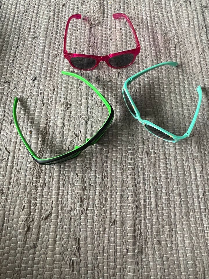 Sonnenbrillen für Kinder grün, hellblau und rosa in Mönchengladbach