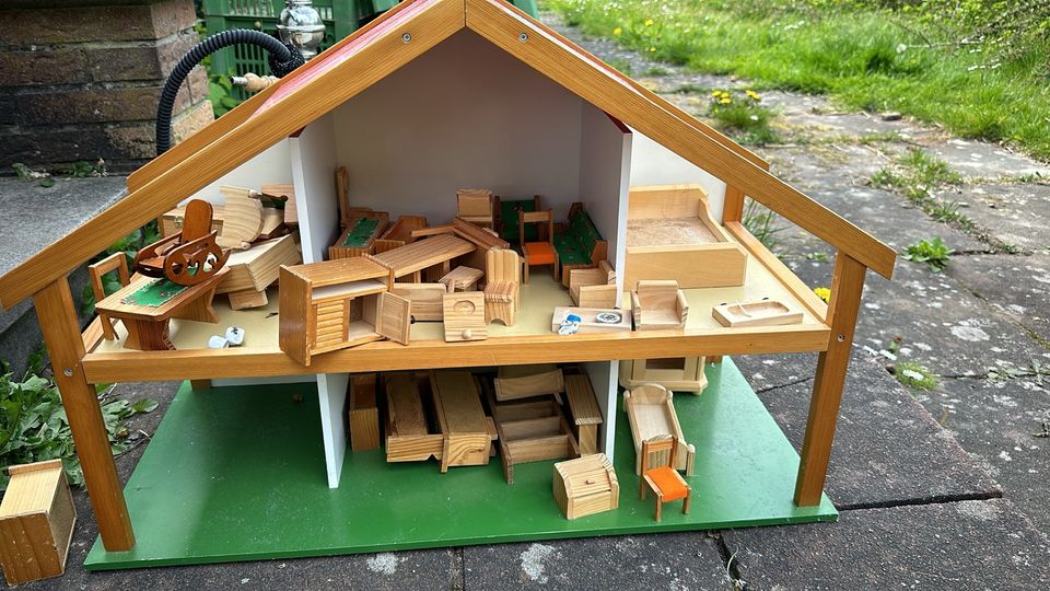 Puppenhaus aus Holz in Langenzenn