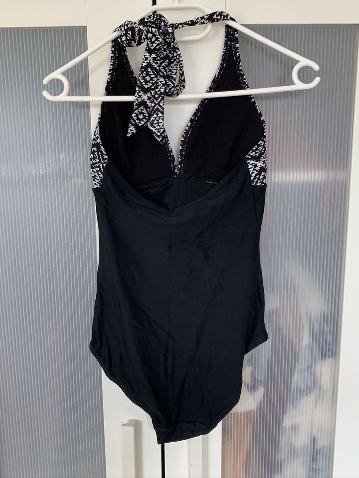 Badeanzug schwarz/weiß mit Schleife und Muster Gr. 36 in Gifhorn
