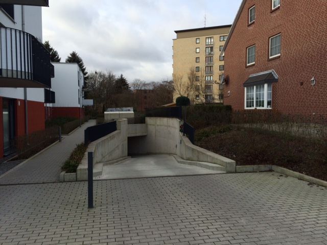 Tief- Garagenstellplatz mit elektrischem Rolltor in Hamburg