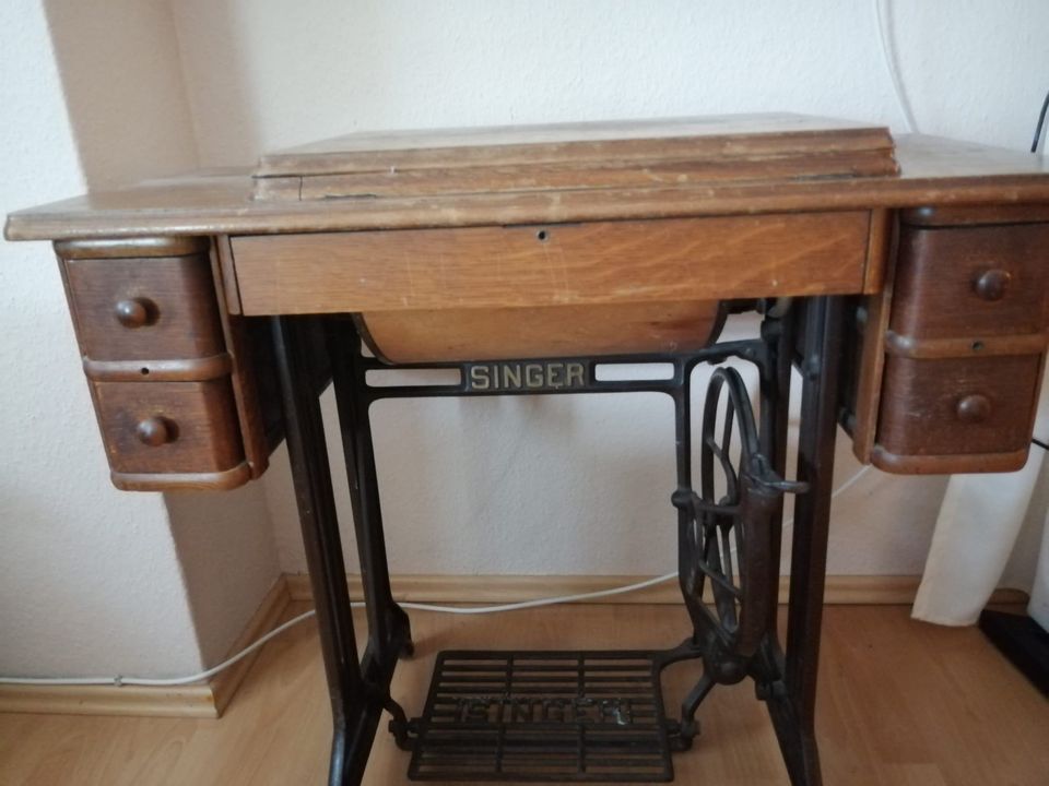 Nähmaschine Singer mit Tisch / Nähtisch bzw. Schrank antik in Esslingen