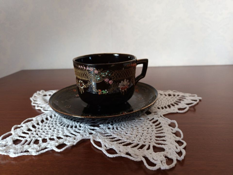 Drei schwarze Tee oder Kaffeetassen an Antik in Horst (Holstein)