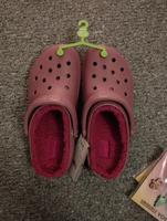 Crocs altrosa Gr. 41 mit Fell und vielen Jibbitz Berlin - Pankow Vorschau