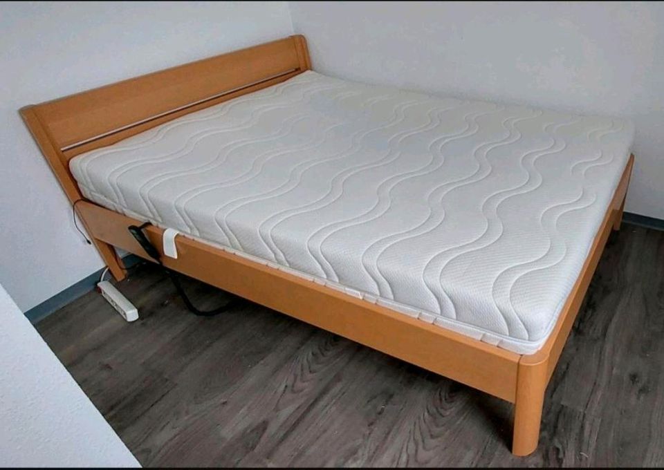 Bett 1,40 x 2,00, mit oder ohne Matratze, elektrischer Lattenrost in Bedburg-Hau