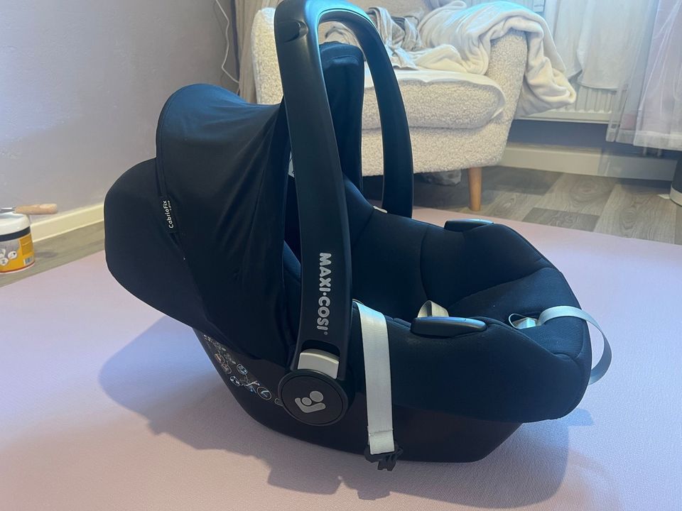 Maxi Cosi Cabrio Fix i-Size mit IsoFix Station in Berlin