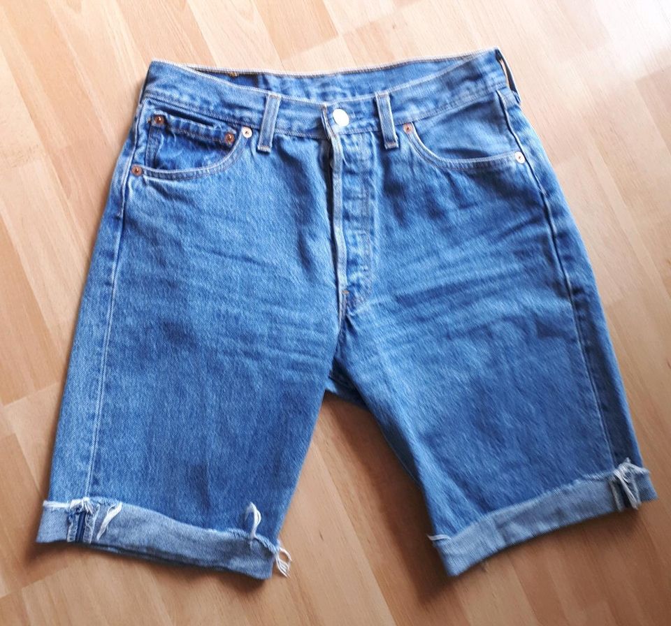 Levi's 501 Herren kurze Jeans Hose Größe W30 in Ahlen