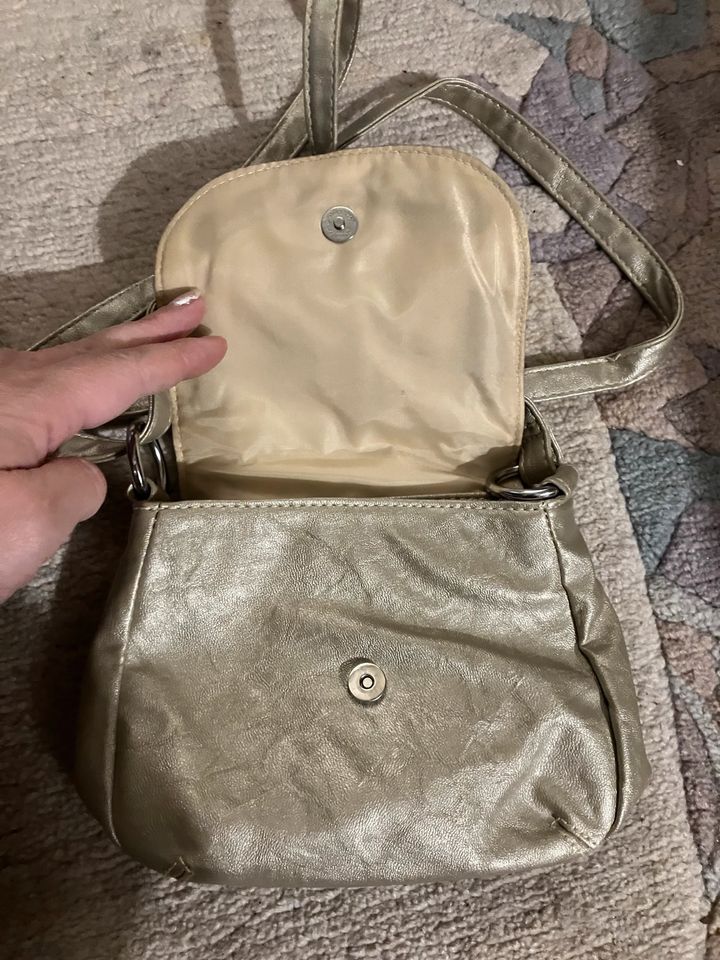 Kleine Handtasche beige glänzend in Fischbach