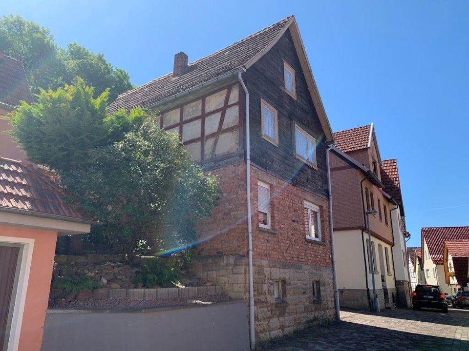 charmantes Bauernhaus mit Hof, Scheune, Garten & eigenem Waldstück in Heyerode