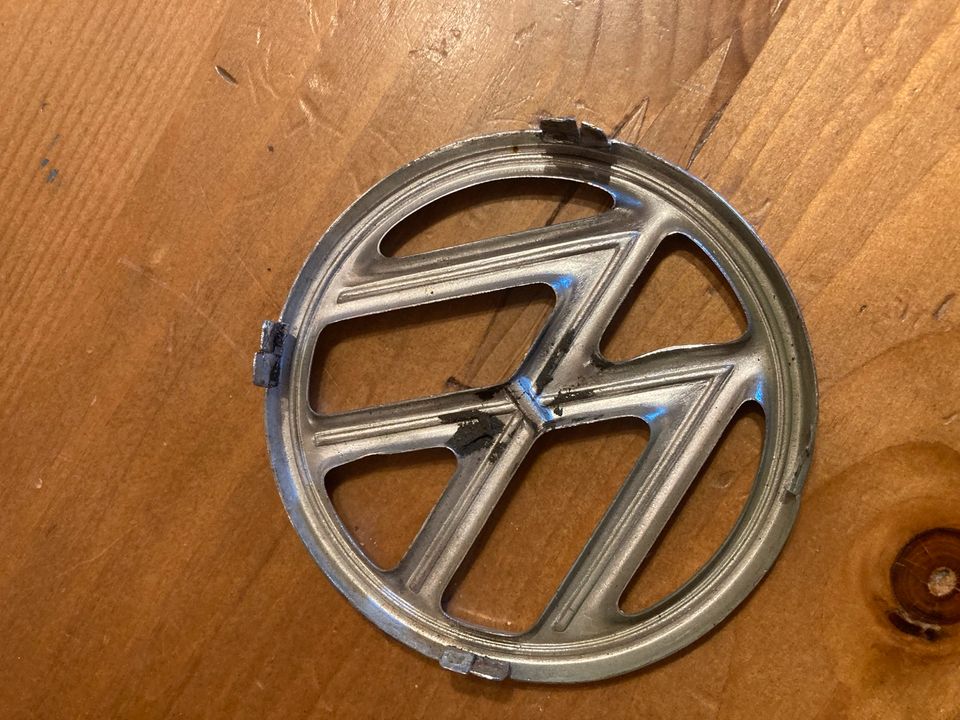 Original VW- Käfer Emblem in Grabenstetten