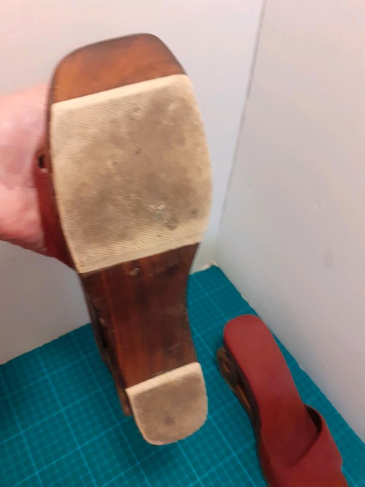 Sandalen Schuhe Clogs aus gesnitzelten Holz in Berlin