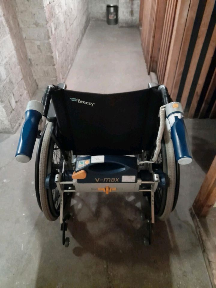 Rollstuhl mit elektrischer Schiebehilfe in Neu-Isenburg