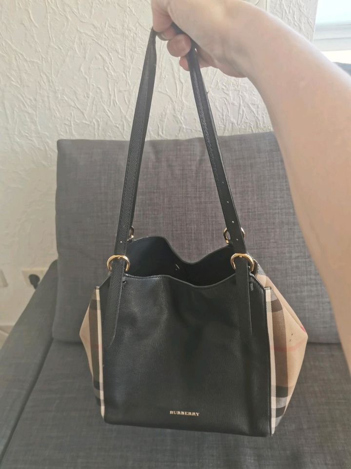 Burberry Handtasche in Maxdorf