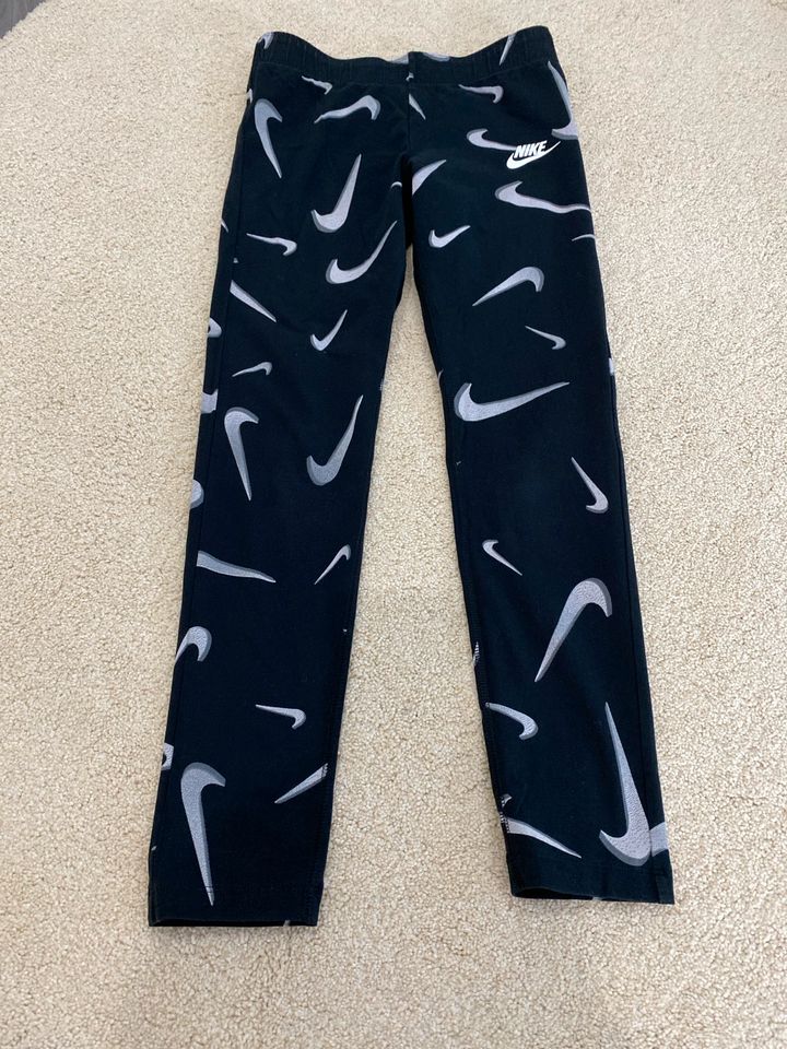 Nike Leggings Gr 146 in Rielasingen-Worblingen