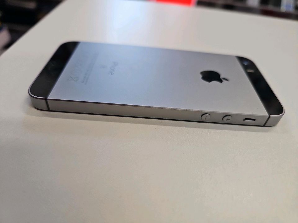 IPHONE SE 32GB IN SPACE GRAY IN 100 SAUBER MIT WHATSAPP FUNKTIONE in Frankfurt am Main