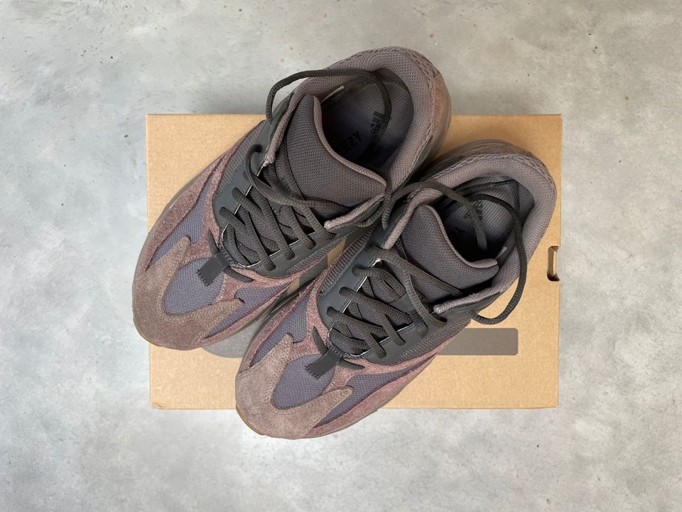 Yeezy Boost 700 (Größe: 43 Farbe: MAUVE) in Hohenschäftlarn