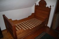 Antiquität: Altes Bett aus Holz mit Schnitzereien Niedersachsen - Hambergen Vorschau