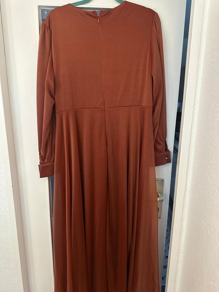 Orangenes Abendkleid in Berlin