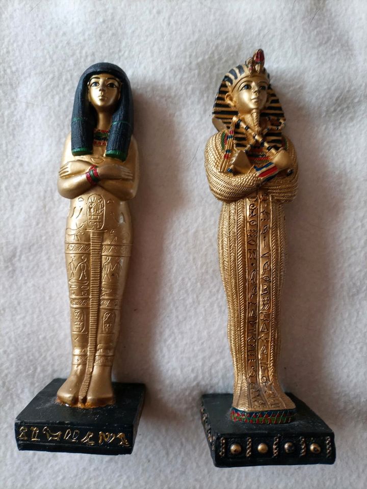Ägyptische Figuren (Sammelgruppe) in Weste
