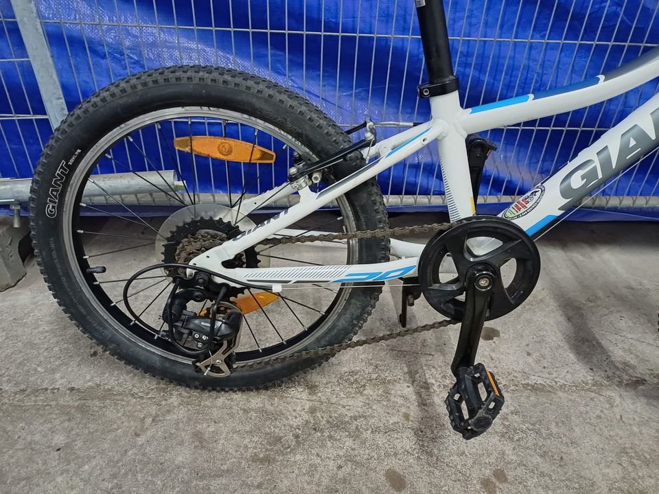 Giant 20 Zoll Jugendrad RH 28 Cm Mountainbike in Berlin