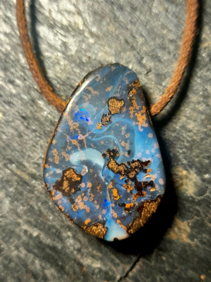 Zauberhafter Boulder Opal Anhänger in Ismaning