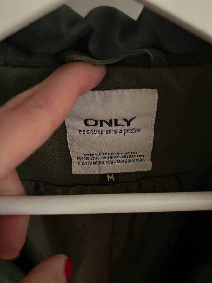 Only Frühlingsjacke Übergangsjacke Parka oliv Khaki Gr. M in Eisenberg 