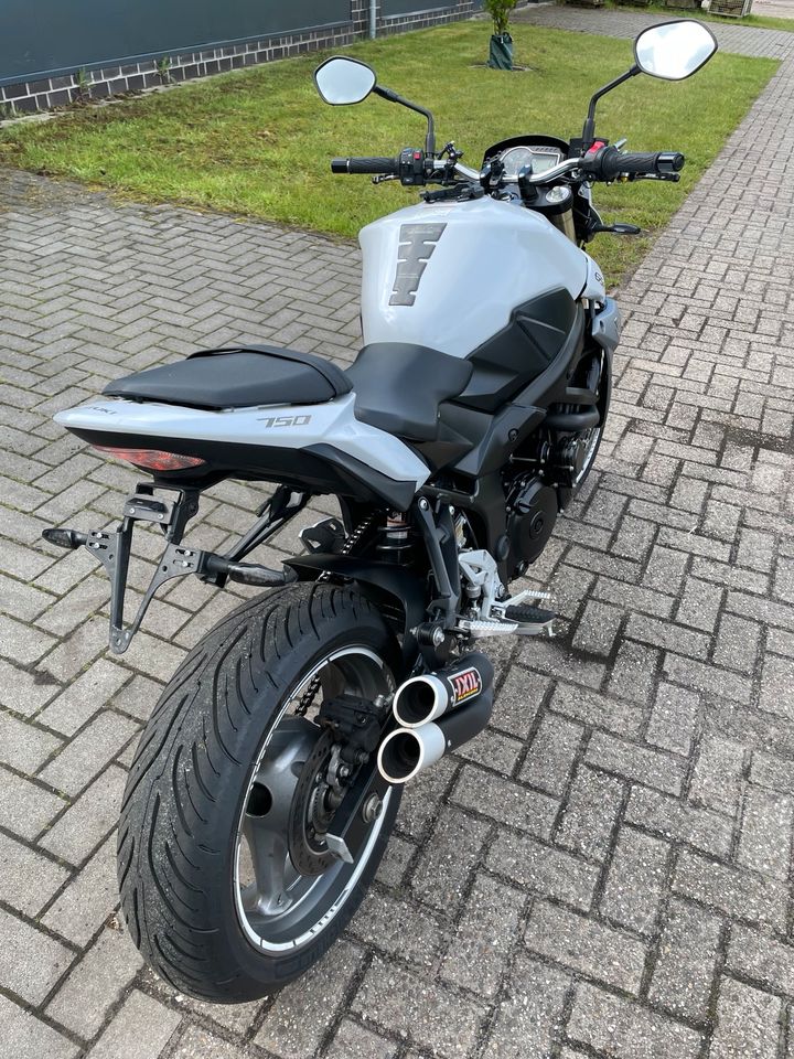 Suzuki GSR 750 in Hopsten