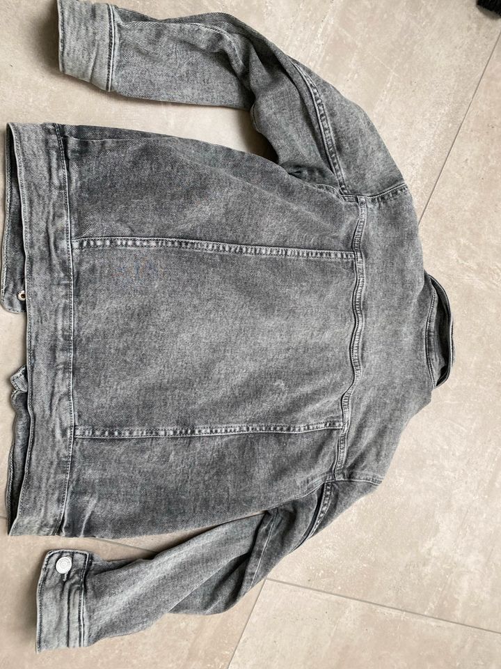 Jeansjacke H&M Gr 140 in Nidderau