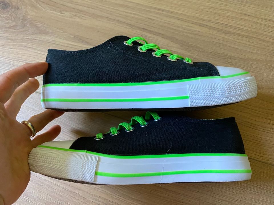 Wie neu: Sneaker vty Gr. 32 schwarz neon grün in Hamburg