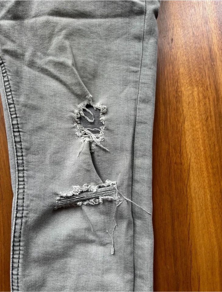 Ripped Jeans von Pull&Bear Gr. 44 Grau skinny in Düsseldorf