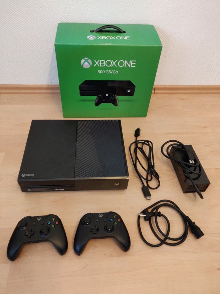 Microsoft Konsole Xbox One 500 GB (inkl. 2x Wireless Controller) in Helmstadt