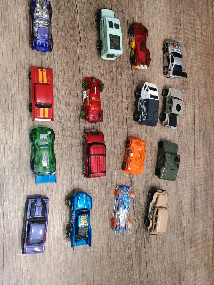 16 Hotwheels Autos in Büren