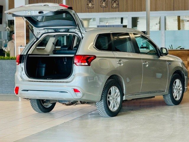 Mitsubishi Outlander PHEV 4WD-1.Hand in Salzgitter