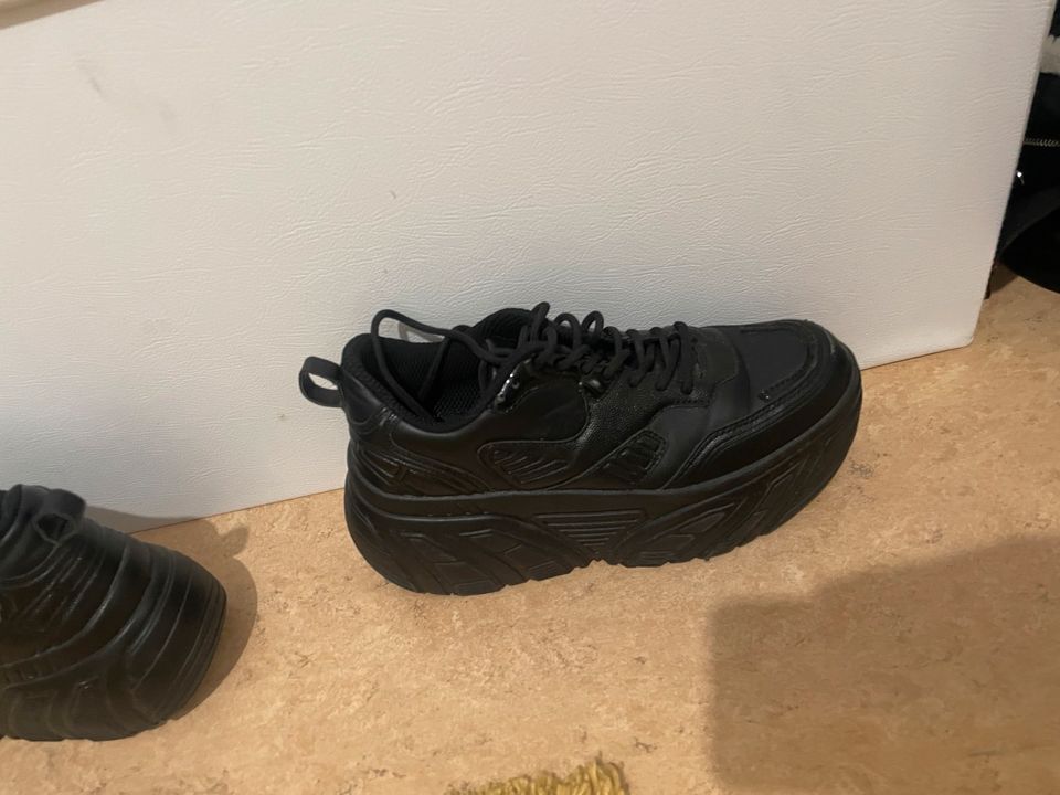 Bershka Schuhe mit hoher Sohle in Berlin