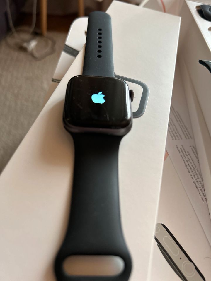 Applewatch 44 mm Series 4 in St. Leon-Rot