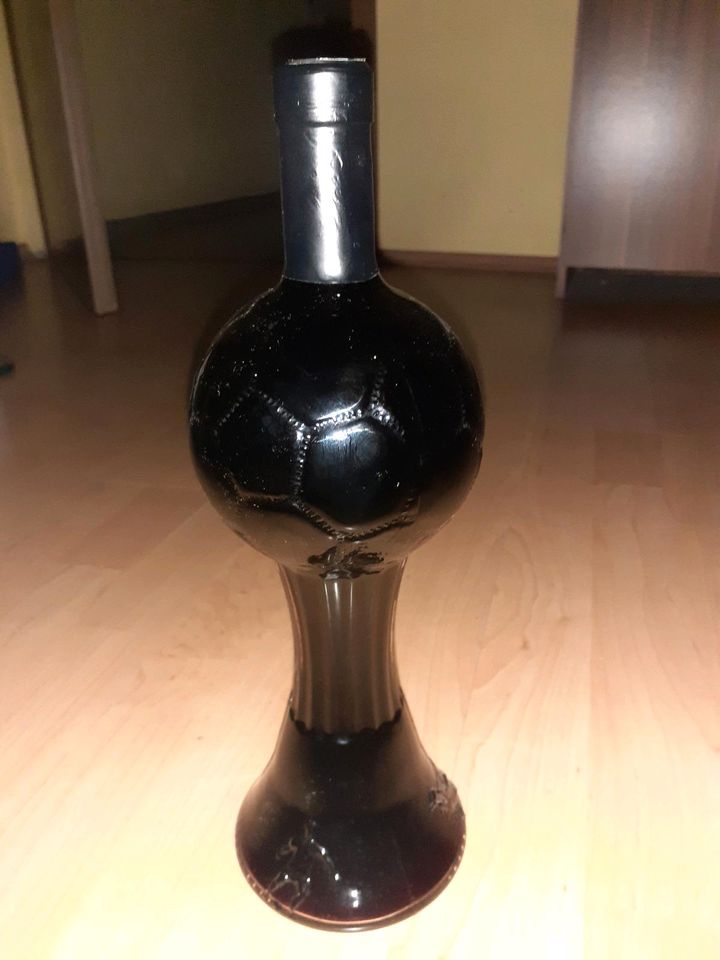 Flasche in Form eines Fussball Weltpokal in Neumünster