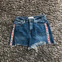 Zara Jeans Shorts Hot Pants kurze Hose Perlen Risse Gr. 36 Neu Hessen - Hanau Vorschau
