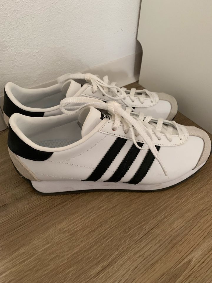 Neuwertige Adidas Ortholite 38 weiß in Bernburg (Saale)