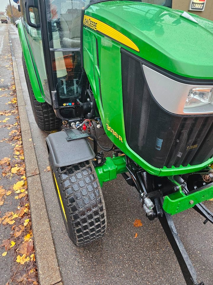 John Deere 3038R Kommunaltraktor Winterdienst in Stuttgart