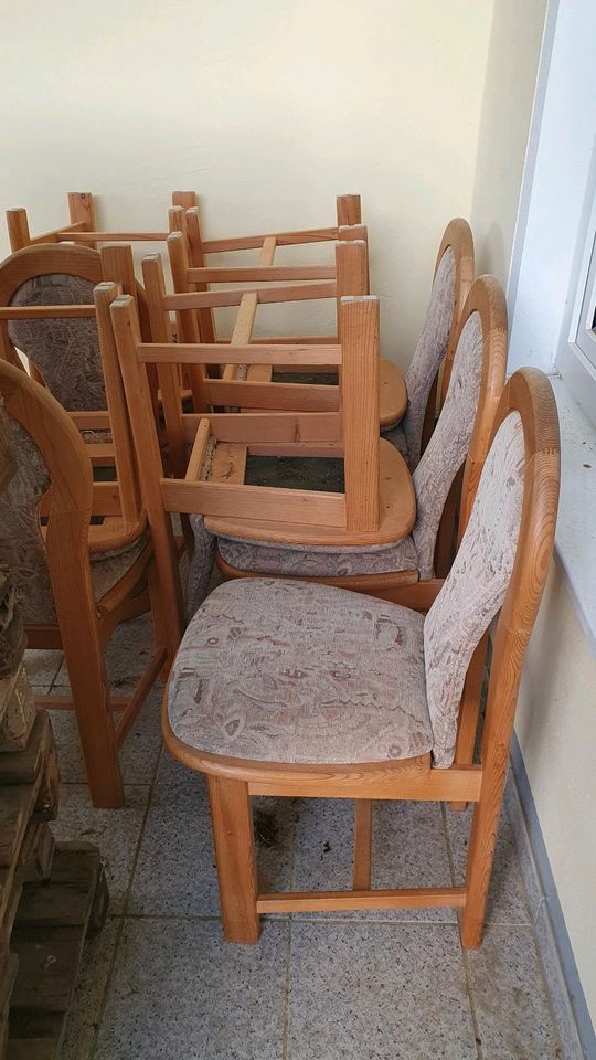 Stühle aus Holz in Ziemetshausen