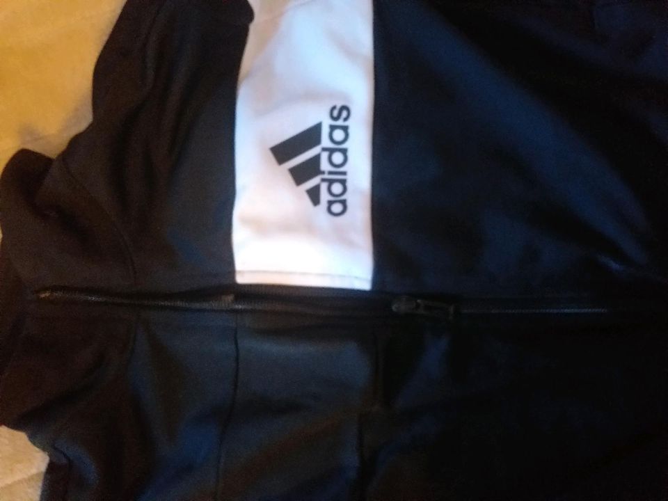 Adidas Trainingsjacke. Kinder. Grösse  140 cm in Mühlhausen-Ehingen