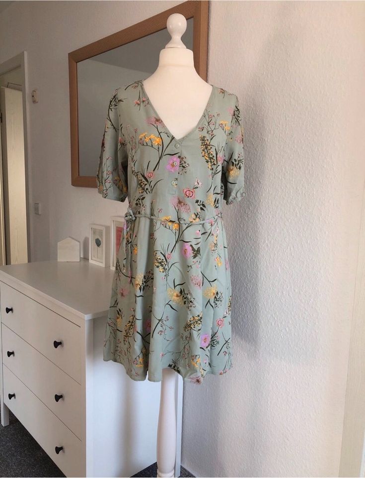 Kurzes Kleid kurzärmlig mintgrün Blumen Vero Moda XL 42 in Magdeburg
