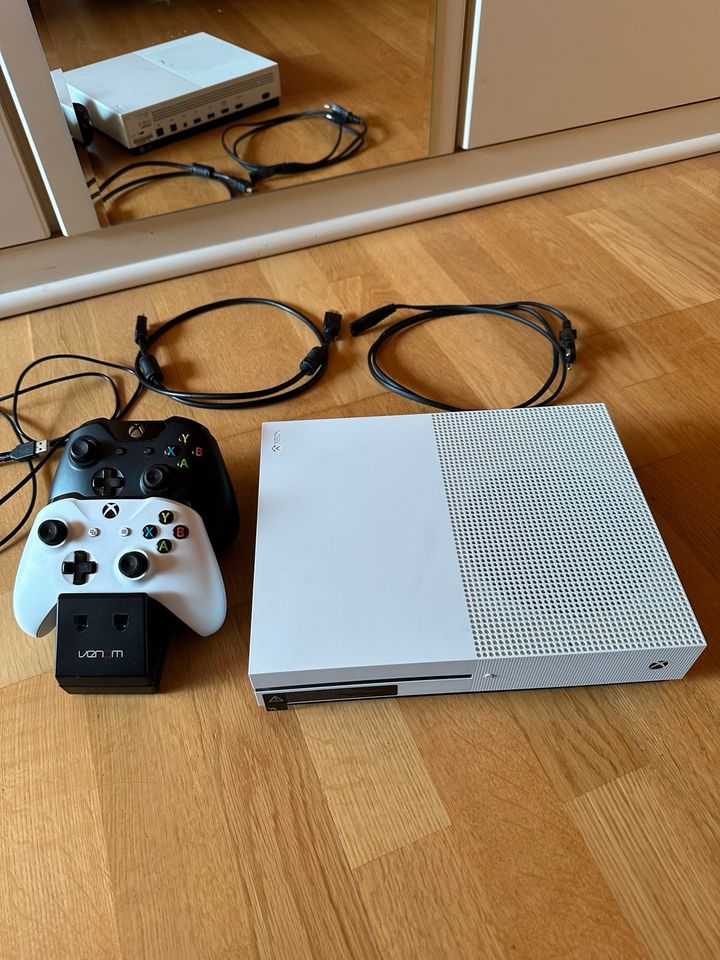 Xbox ONE S + 2 Controller mit Akku in Hannover