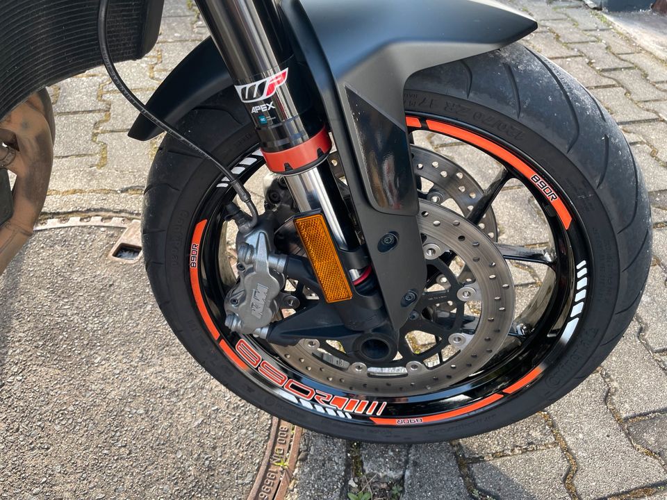 KTM Duke 890 schwarz mit Quickshifter in Königsbronn