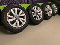 VW Passat Winterreifen Kompletträder 16" Alufelgen 215 60 R16 Baden-Württemberg - Hildrizhausen Vorschau