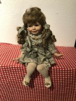 Porzellan Puppe sitzendes brünettes Mädchen mit Rosenkleid 35cm Bayern - Pfaffenhofen a.d. Ilm Vorschau